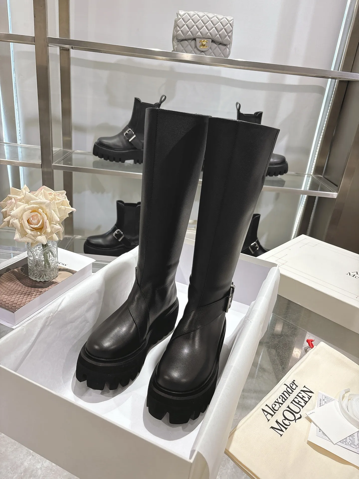 👟👟Ex-factory price 1000👟👟 The official website is synchronized with MCQUEEN/McQueen 2025 autumn and winter Sofa Chelsea boots. Silver metal buckle on the side of the shoe. Equipped with light flange and several layers of combined outsole. 6 cm thickness. Heel pull-on process. Black calfskin fabric. Women 35-40.